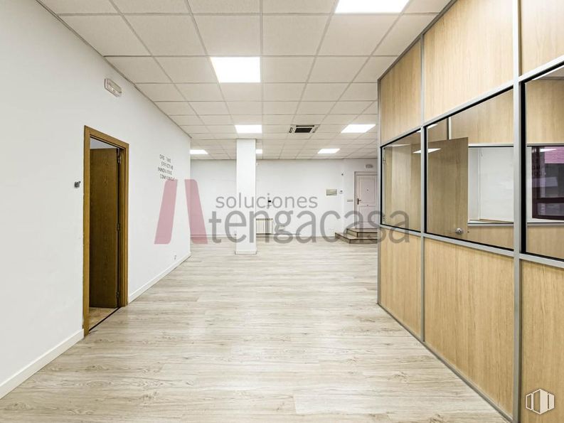 Oficina en alquiler en Calle Azcona, Salamanca, Madrid, 28028 con edificio, puerta, accesorio, madera, alumbrado, hall, suelo, suelos, pared y techo alrededor