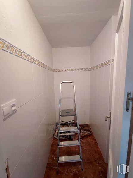 Local en venta en Calle Goya, Collado Villalba, Madrid, 28400 con escalera, pared, suelos, suelo, azulejo, gris, suelo de baldosas, moldeo, material de construcción y escayola alrededor