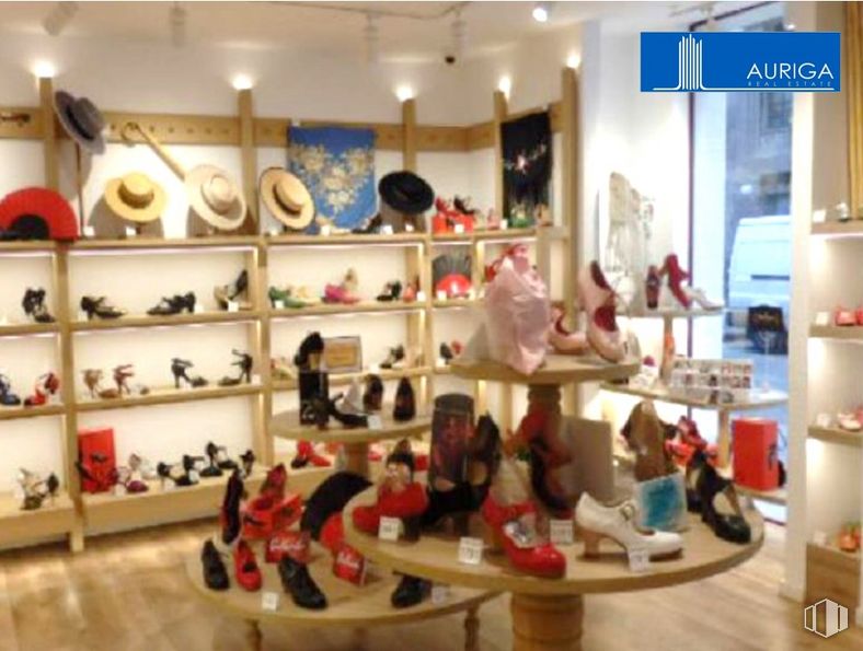 Retail for sale at Calle Atocha, Centro, Madrid, 28012 with high heels, shoe, furniture, footwear, boot, shelf, interior design, automotive design, shelving and retail around