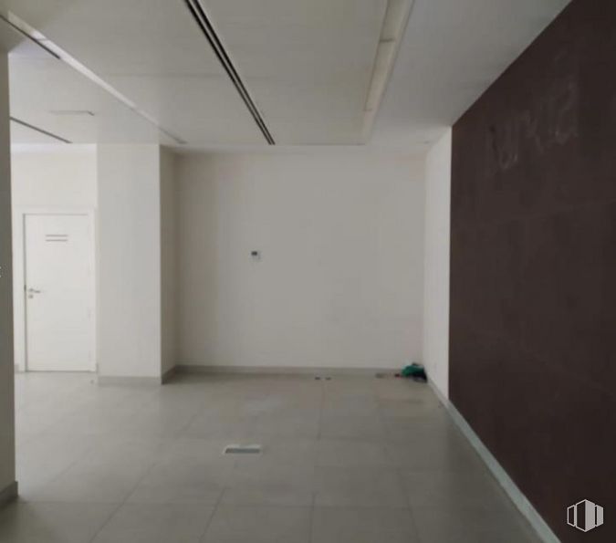 Local en alquiler y venta en Avenida Real de Pinto, 31, Villaverde, Madrid, 28021 con puerta, accesorio, hall, suelo, suelos, material compuesto, techo, madera, edificio y material de construcción alrededor