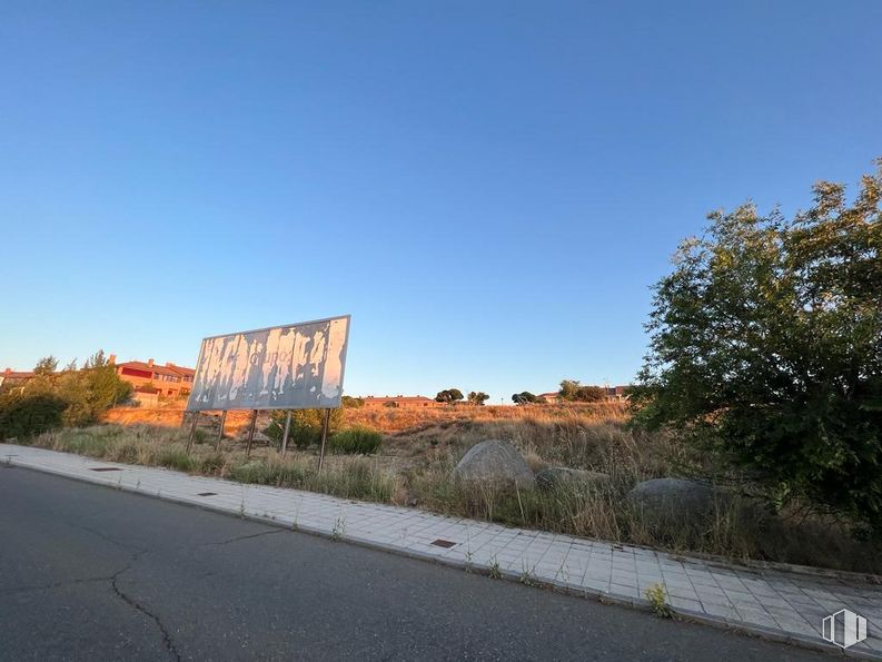 Land for sale at Calle Países Bajos, Ávila, 05004 with building, sky, plant, road surface, natural landscape, asphalt, land lot, cloud, thoroughfare and wall around