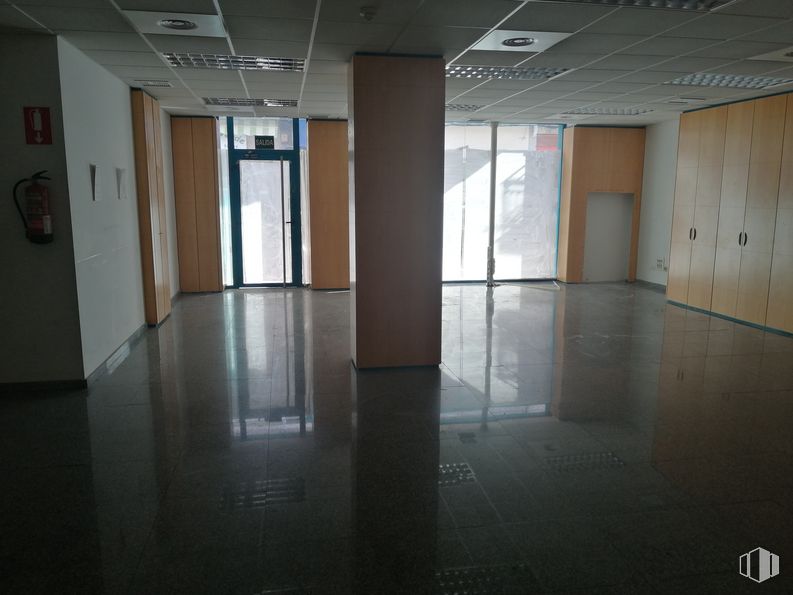 Local en alquiler en Calle Pesquera, Torrejón de Ardoz, Madrid, 28850 con accesorio, pasillo, suelo, piso, vidrio, techo, material compuesto, evento, espacio y puerta alrededor