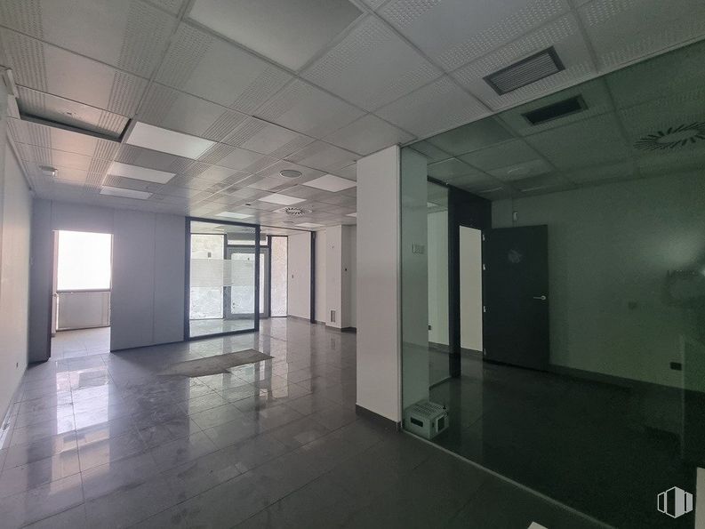 Local en alquiler y venta en Calle Hurtada, 17, Hoyo de Manzanares, Madrid, 28240 con puerta, ventana, accesorio, edificio, diseño de interiores, pavimento, piso, pasillo, vidrio y material compuesto alrededor