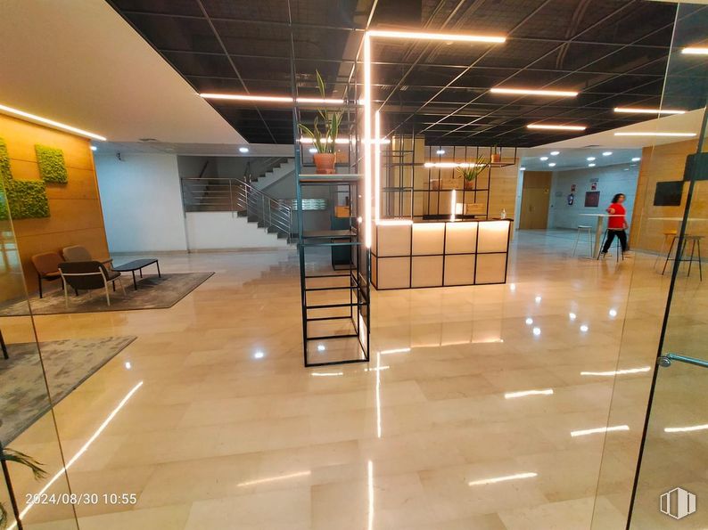 Oficina en venta en Calle Fuerteventura, 4, San Sebastián de los Reyes, Madrid, 28700 con persona, planta, suelos, suelo, accesorio, hall, techo, madera, planta de interior y vidrio alrededor