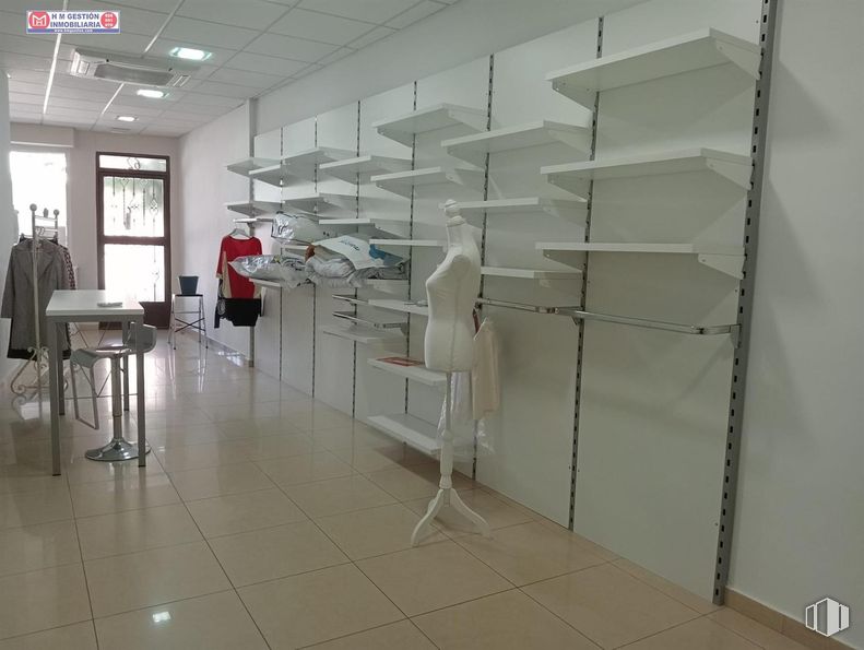 Retail for sale at Zona centro, Villafranca de los Caballeros, Toledo, 45730 with table, clothing, building, automotive design, floor, flooring, wall, material property, glass and art around