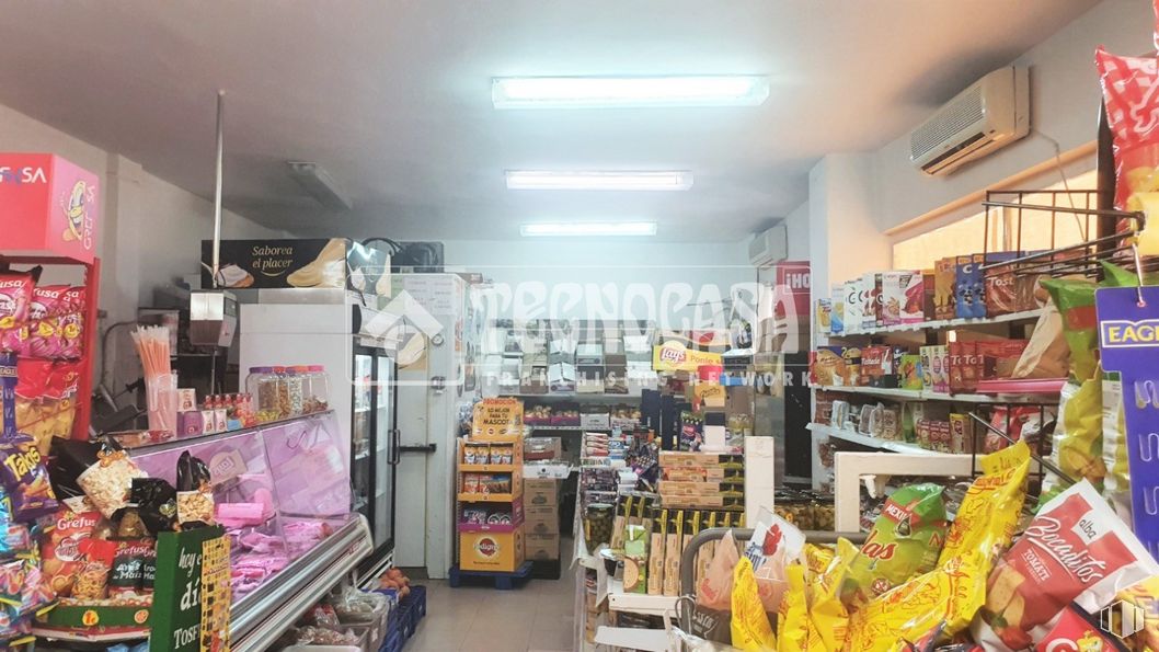 Retail for sale at Calle Presa, San Fernando de Henares, Madrid, 28830 with packaged goods, shelf, shelving, lighting, selling, convenience store, customer, whole food, retail and shopping around