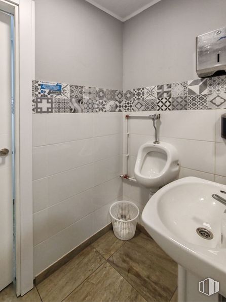 Local en alquiler en Avenida Ferrocarril, Arganda del Rey, Madrid, 28500 con fregadero, inodoro, accesorios de fontanería, producto, morado, cuarto de baño, grifo, asiento del inodoro, puerta y lavabo alrededor