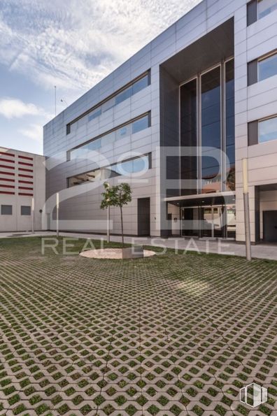 Office for sale at Rivas Centro, Plaza Constitución, 2, Rivas-Vaciamadrid, Madrid, 28529 with building, interior design, fixture, urban design, rectangle, composite material, material property, facade, residential area, glass and real estate around