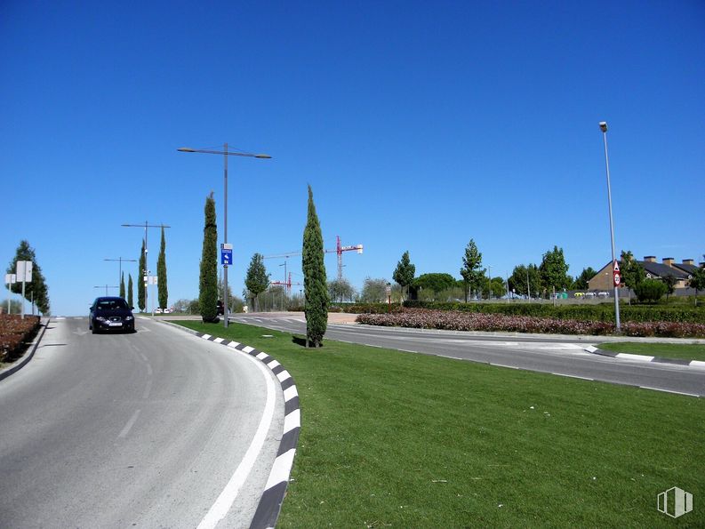 Suelo en alquiler en El Encinar, Boadilla del Monte, Madrid, 28660 con luz de la calle, cielo, planta, coche, infraestructura, árbol, superficie de carretera, vehículo, asfalto y lote de tierra alrededor