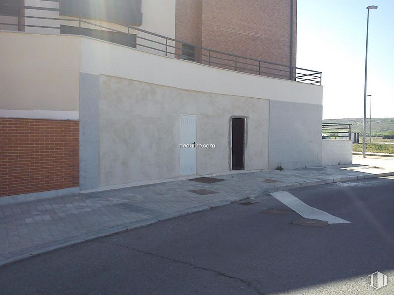 Local en venta en Calle Flor de Loto, Ávila, 05002 con edificio, cielo, diseño urbano, superficie de la carretera, asfalto, material compuesto, madera, zona residencial, gas y fachada alrededor