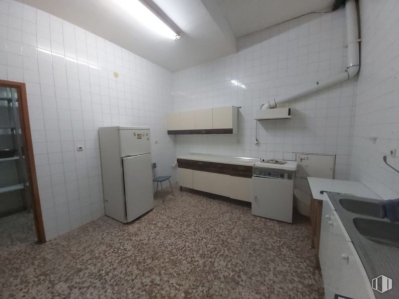 Local en alquiler en Calle Jardín Botánico, 23, Segovia, 40005 con ebanistería, refrigerador, puerta, fregadero, edificio, piso, pavimentos, accesorio, cocina y casa alrededor