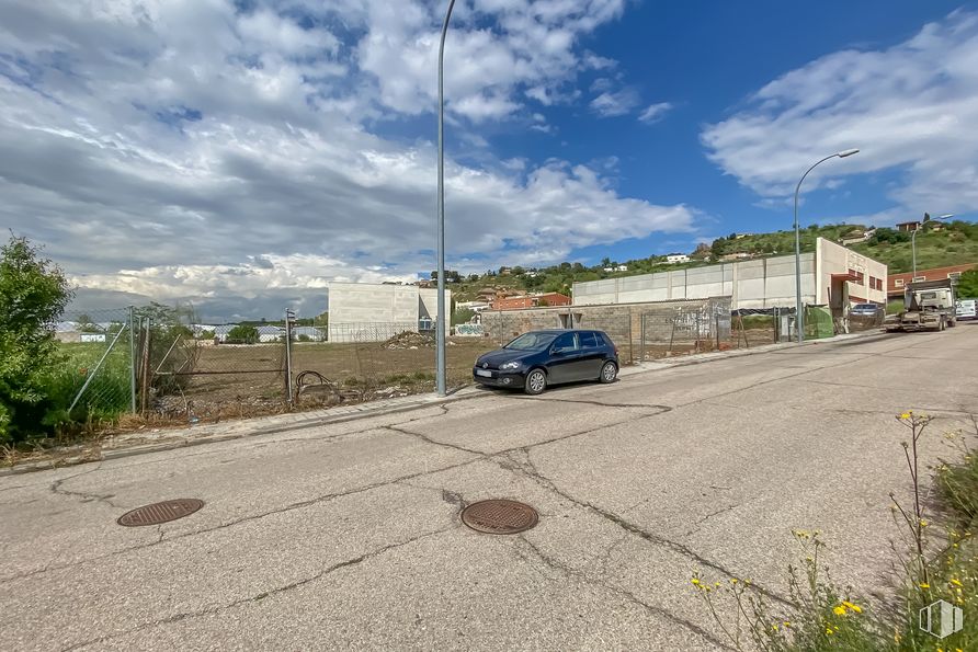 Suelo en venta en Calle Cuesta Carros, 26, Paracuellos de Jarama, Madrid, 28860 con coche, nube, planta, cielo, edificio, vehículo, rueda, superficie de carretera, asfalto y neumático alrededor