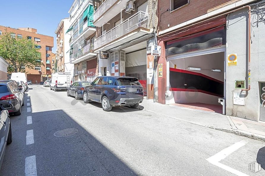 Retail for sale at Calle López Mezquía, 9, Carabanchel, Madrid, 28019 with car, building, tire, land vehicle, wheel, vehicle, window, vehicle registration plate, road surface and asphalt around