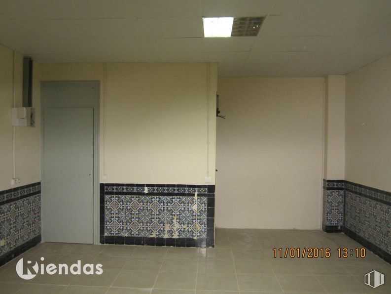 Retail for sale at Calle Tirso de Molina, Guadalajara, 19001 with lighting, hall, building, fixture, flooring, floor, wood, wall, door and ceiling around