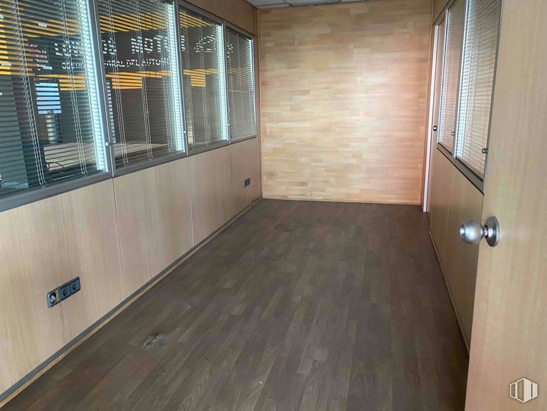 Industrial for sale & for rent at Zona empresarial, Fuenlabrada, Madrid, 28942 with window, flooring, wood, floor, wood flooring, laminate flooring, hardwood, wood stain, plank and plywood around