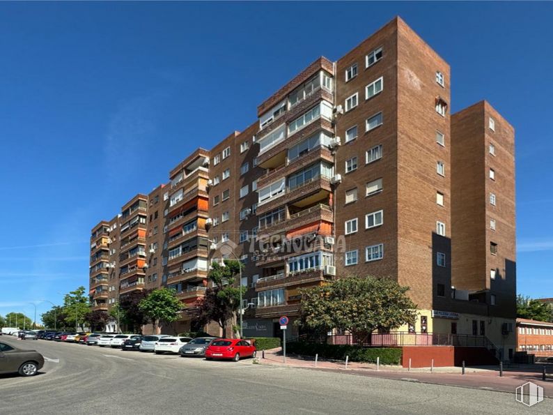 Local en venta en Zona Móstoles - El Soto, Móstoles, Madrid, 28935 con edificio, cielo, coche, vehículo, árbol, diseño urbano, rueda, condominio, bloque de pisos y barrio alrededor