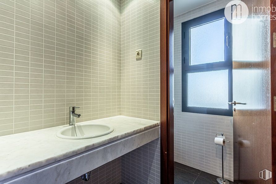 Oficina en venta en Avenida Constitución, Coslada, Madrid, 28820 con encimera, puerta, fregadero, grifo, accesorios de fontanería, cuarto de baño, ventana, accesorio, rectángulo y arquitectura alrededor