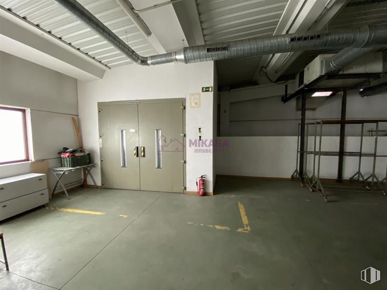 Industrial for sale & for rent at Calle Electrónica, Alcorcón, Madrid, 28923 with window, door, flooring, floor, ceiling, interior design, hall, light fixture, design and fluorescent lamp around