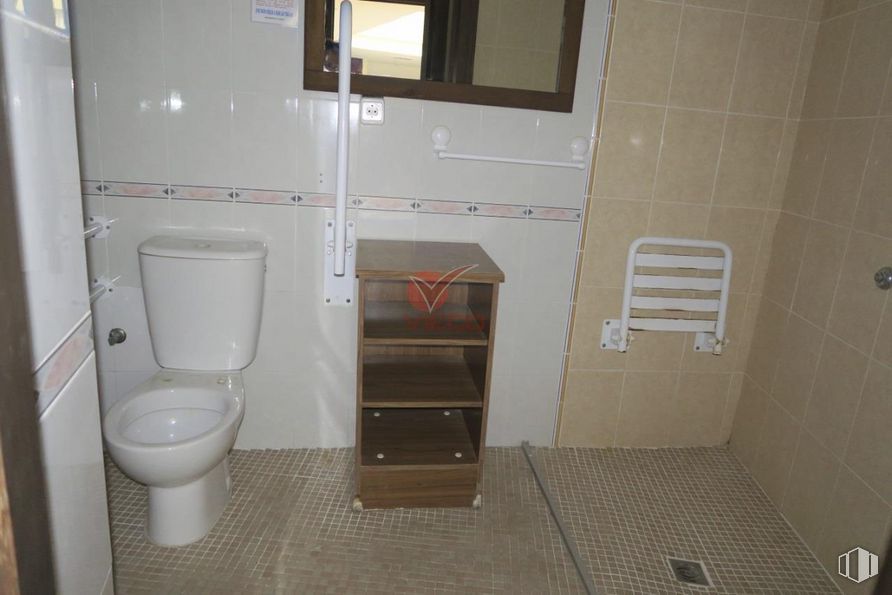 Retail for sale at Priego, Priego, Cuenca, 16800 with toilet, property, toilet seat, bathroom, fixture, plumbing fixture, interior design, floor, flooring and wall around