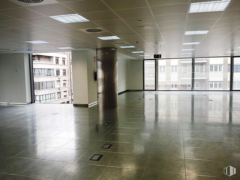 Oficina en alquiler en Zona CBD, Tetuán, Madrid, 28020 con accesorio, edificio, interiorismo, hall, suelo, suelos, vidrio, techo, evento y material de construcción alrededor