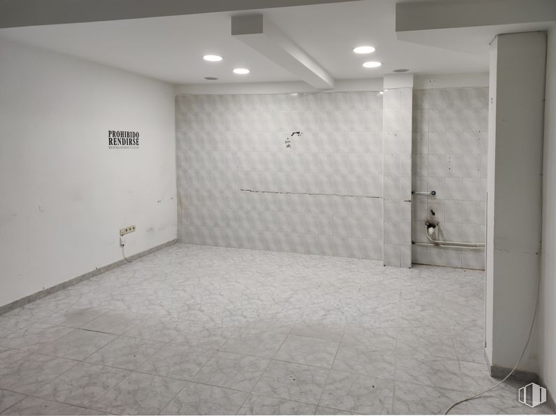 Retail for rent at Plaza Monte Ciruelo, 3, Rivas-Vaciamadrid, Madrid, 28529 with flooring, hall, fixture, floor, composite material, door, ceiling, concrete, space and plaster around