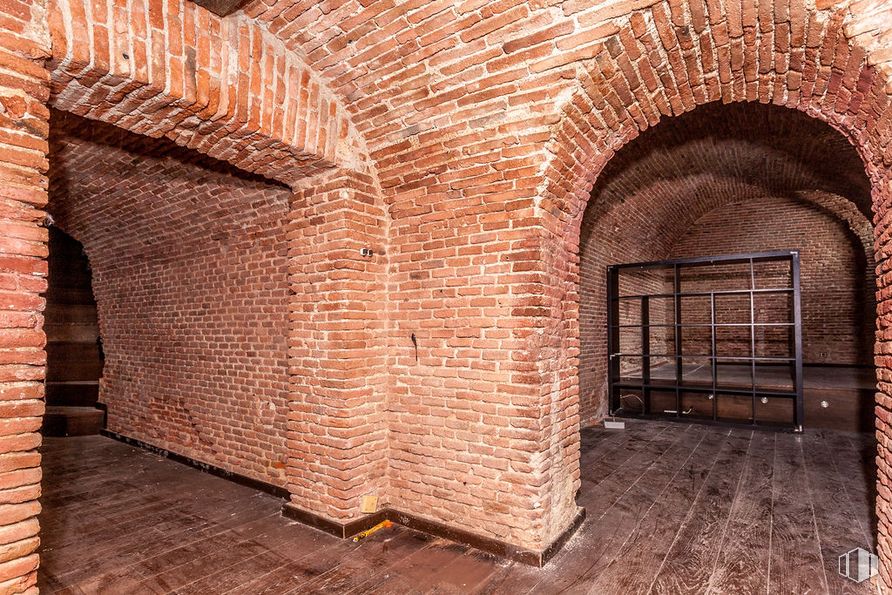 Retail for sale at Calle Espíritu Santo, Centro, Madrid, 28004 with brown, building, brickwork, brick, wood, building material, wall, flooring, symmetry and tints and shades around