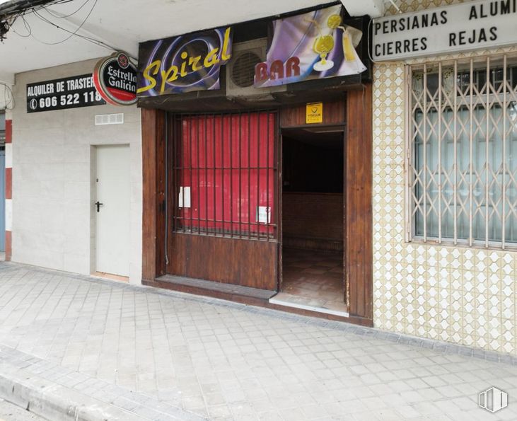 Local en alquiler y venta en Avenida Onu, Móstoles, Madrid, 28936 con ventana, puerta, fachada, accesorio, madera, gas, fuente, puerta, ciudad y material compuesto alrededor