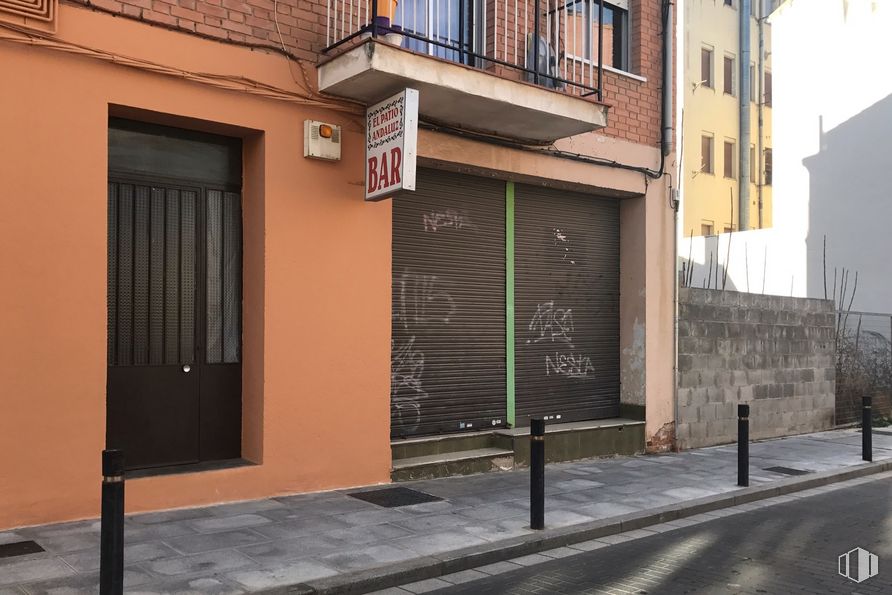 Retail for sale at Calle Tirso de Molina, Guadalajara, 19001 with door, building, property, window, infrastructure, road surface, brick, wood, wall and brickwork around