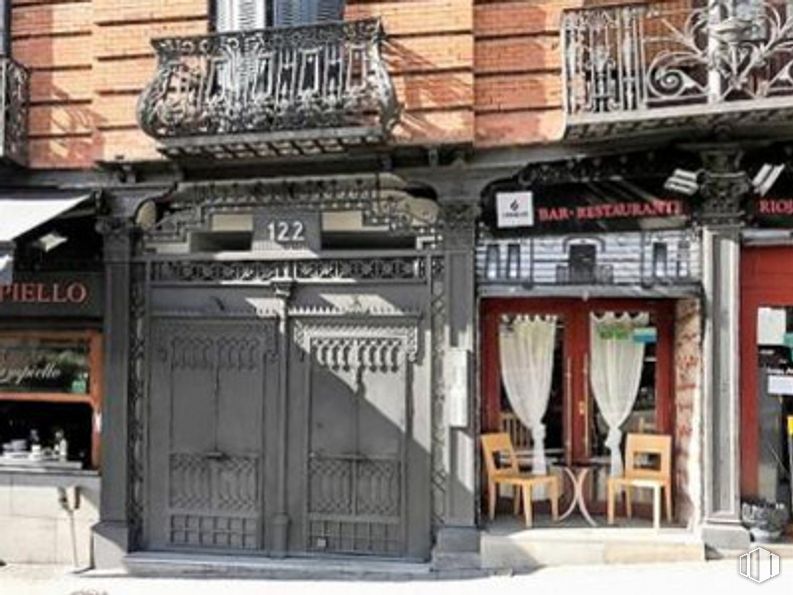 Retail for sale at Calle Toledo, Arganzuela, Madrid, 28005 with chair, door, building, facade, font, wood, building material, house, metal and brickwork around