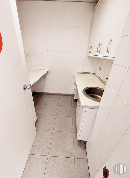 Retail for rent at La Avanzada - La Cueva, Fuenlabrada, Madrid, 28945 with washing machine, door, sink, interior design, flooring, floor, bathroom, automotive design, bathroom sink and plumbing fixture around