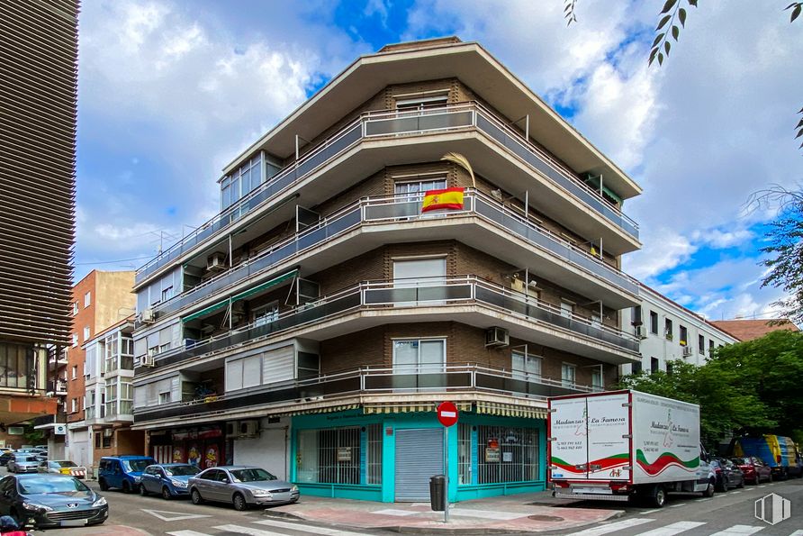 Local en venta en Calle Lorenzo González, Ciudad Lineal, Madrid, 28017 con coche, edificio, camión, nube, cielo, propiedad, neumático, rueda, vehículo y ventana alrededor