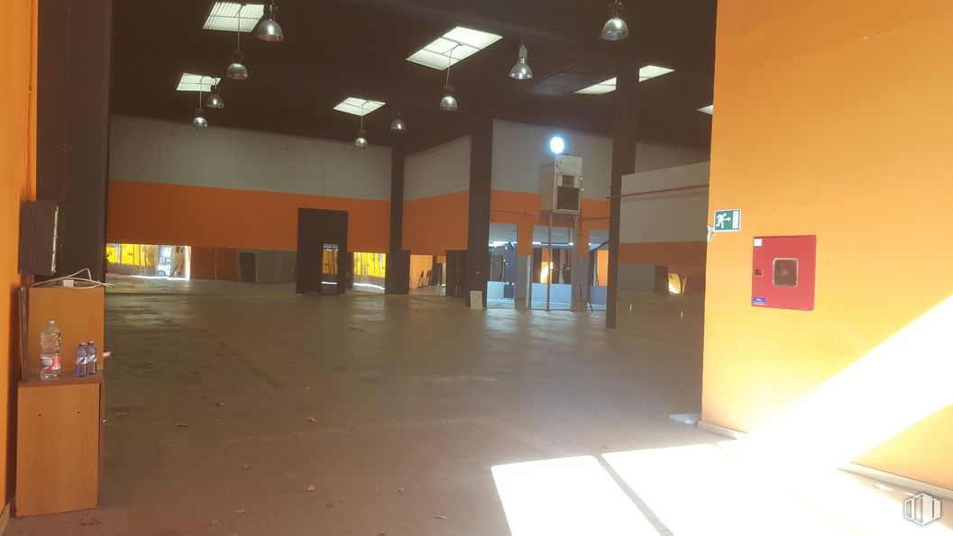 Nave en alquiler en Calle Tres de Abril, 3, Torrejón de Ardoz, Madrid, 28850 con accesorio, suelos, hall, suelo, techo, evento, gas, material compuesto, aparcamiento y madera alrededor