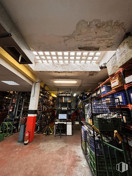 Industrial for sale at Calle Alejandro Morán, 20, Carabanchel, Madrid, 28025 with shelf, building, retail, tire, wheel, shelving, city, ceiling, service and convenience store around