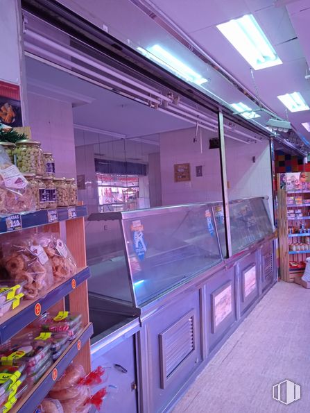 Retail for sale & for rent at Calle Río Guadalquivir, 4, Parla, Madrid, 28980 with purple, interior design, display case, retail, magenta, machine, building, electric blue, trade and glass around