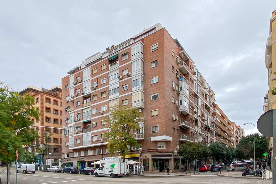 Retail for sale at Calle Cavanilles, Retiro, Madrid, 28007 with building, sky, cloud, car, property, window, tree, tower block, street light and condominium around