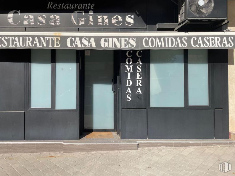 Local en venta en Calle Ángel Múgica, 2, Fuencarral - El Pardo, Madrid, 28034 con edificio, accesorio, pared, fuente, fachada, rectángulo, gas, madera, señalización y sombra alrededor