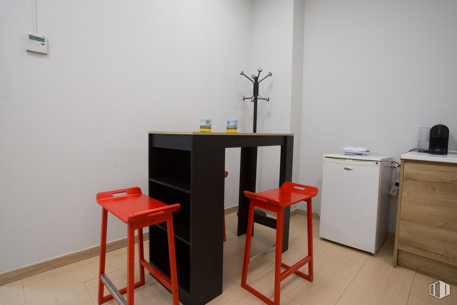 Retail for sale at Calle San Bernardo, 5, Centro, Madrid, 28013 with stool, cabinetry, table, furniture, wood, interior design, floor, flooring, building and paint around