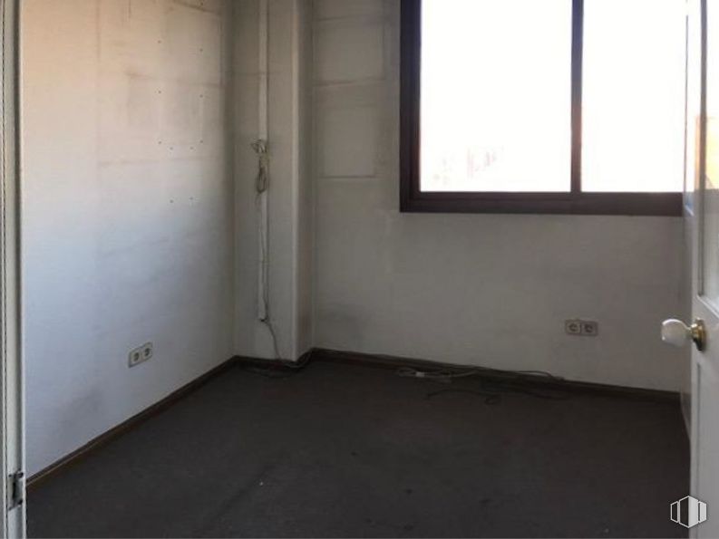 Office for sale at Zona Puente Alcocer, Villaverde, Madrid, 28041 with window, fixture, wood, floor, flooring, hardwood, building, tints and shades, glass and ceiling around