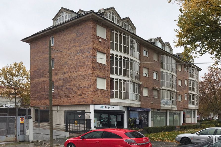 Local en alquiler y venta en Calle Mataespesa, 1, Collado Villalba, Madrid, 28400 con coche, edificio, neumático, rueda, vehículo terrestre, cielo, vehículo, planta, propiedad y ventana alrededor