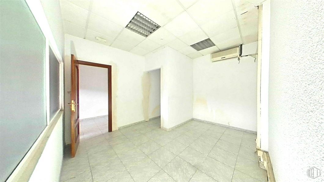 Office for sale at Calle Francisco Aritio, Guadalajara, 19004 with door, property, building, fixture, hall, flooring, interior design, floor, house and wood around