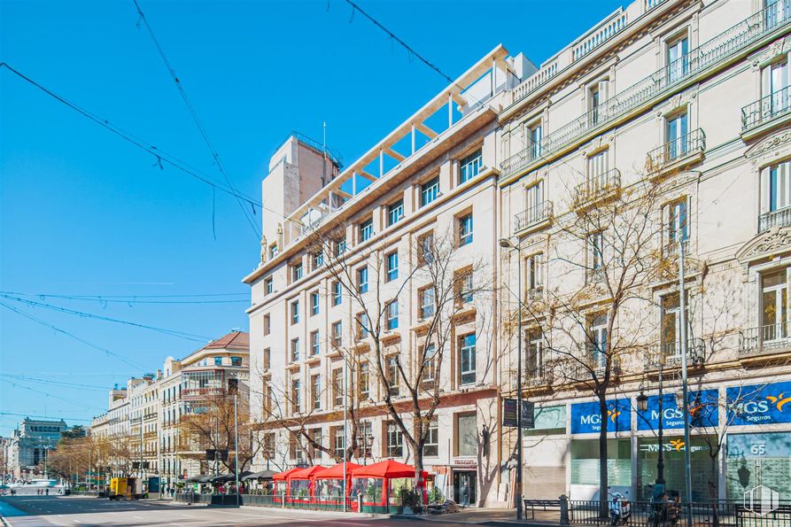 Oficina en alquiler en Calle Alcalá, Salamanca, Madrid, 28014 con edificio, cielo, ventana, azul, infraestructura, electricidad, condominio, diseño urbano, vía pública y zona residencial alrededor