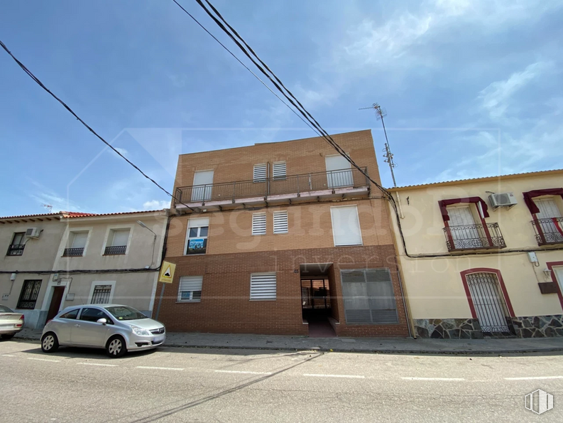 Land for sale at Calle Capitán Bermejo, 46, La Mata, Toledo, 45534 with car, building, window, wheel, tire, sky, cloud, vehicle, automotive parking light and residential area around