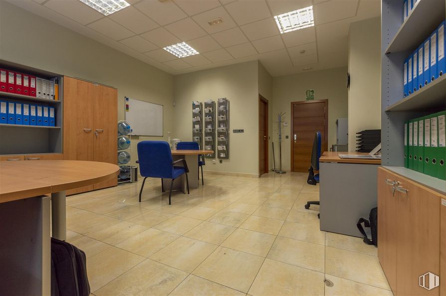 Office for sale at Polígono Industrial Mapfre, Alcalá de Henares, Madrid, 28806 with chair, desk, furniture, table, interior design, cabinetry, floor, television, flooring and door around