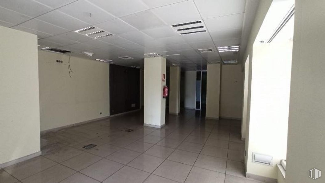 Local en venta en Zona Moratalaz, Moratalaz, Madrid, 28030 con accesorio, edificio, interiorismo, suelos, suelo, puerta, techo, suelo de baldosas, lámpara fluorescente y aluminio alrededor