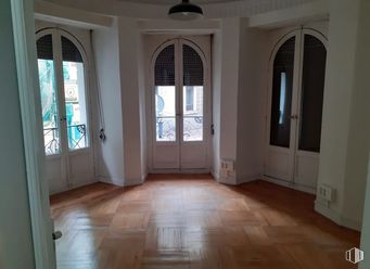 Oficina en alquiler en Zona Arguelles, Moncloa - Aravaca, Madrid, 28008 con puerta, lámpara, propiedad, ventana, accesorio, edificio, madera, alumbrado, interiorismo y sombra alrededor