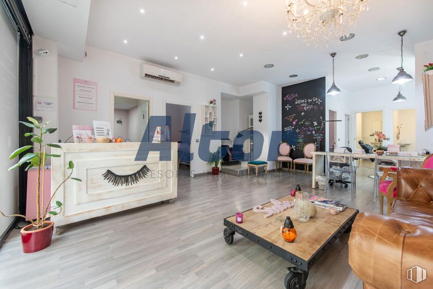 Local en alquiler y venta en Calle Fray Luis De León, Arganzuela, Madrid, 28012 con candelabro, lámpara, alumbrado, sofá, planta de interior, mesa, suelos, interiorismo, suelo y mueble alrededor