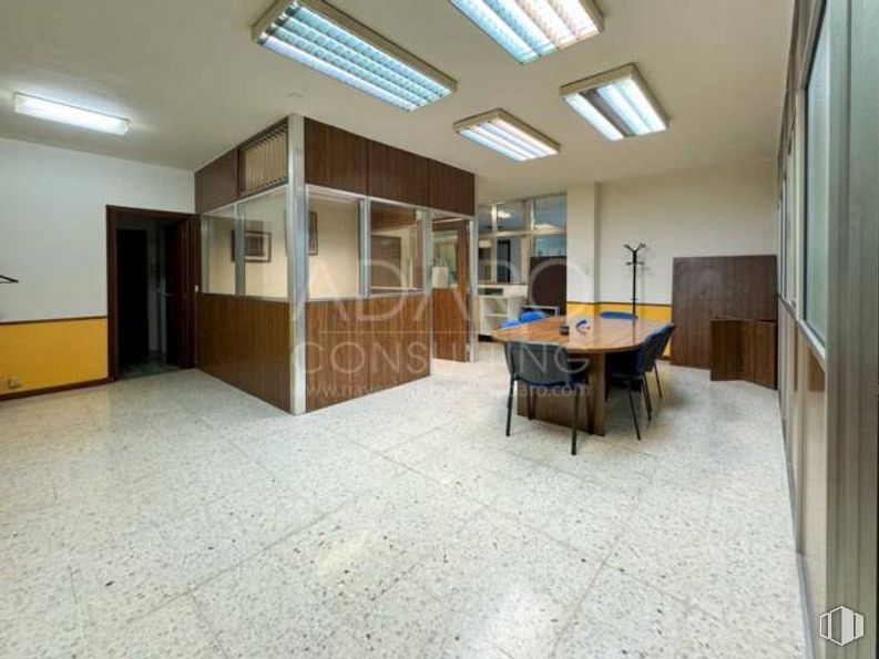 Nave en alquiler y venta en Polígono industrial Urtinsa, Leganés, Madrid, 28917 con silla, mesa de cocina y comedor, propiedad, mueble, mesa, accesorio, interiorismo, madera, hall y suelo alrededor