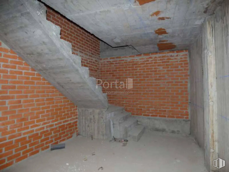 Retail for sale at Calle Jerónimo Gracián, Ávila, 05001 with building, brickwork, brick, wood, floor, building material, composite material, ceiling, fixture and concrete around