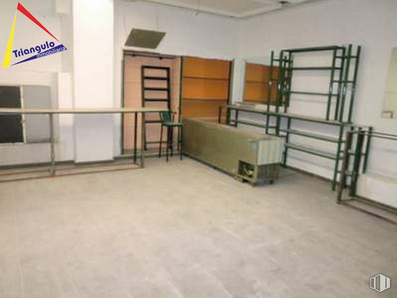 Retail for rent at Paseo Ezequiel González, Segovia, 40002 with furniture, bookcase, fixture, flooring, wood, floor, ladder, ceiling, hardwood and event around