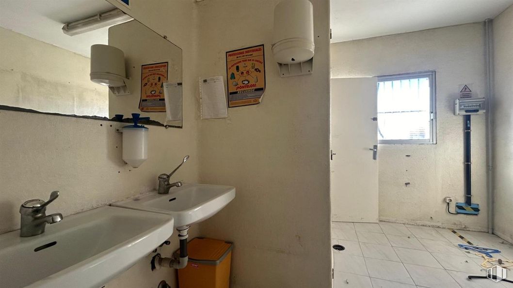 Industrial for sale at Polígono industrial San José de Valderas, Leganés, Madrid, 28917 with window, sink, wall, plumbing fixture, flooring, floor, bathroom sink, plumbing, room and bathroom around